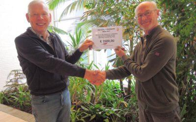 Cheque OSA voor project Stichting Heart4Children in Oeganda